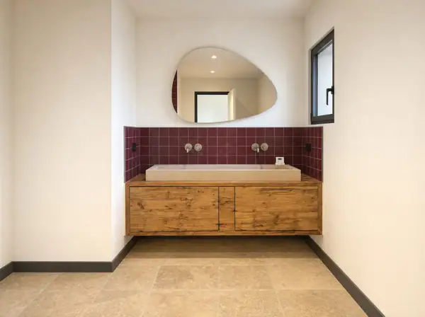 Meuble de salle de bain suspendu en vieux chêne, double vasque, carrelage bordeaux