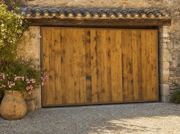 Portail basculant en vieux chêne fond de wagon, grange