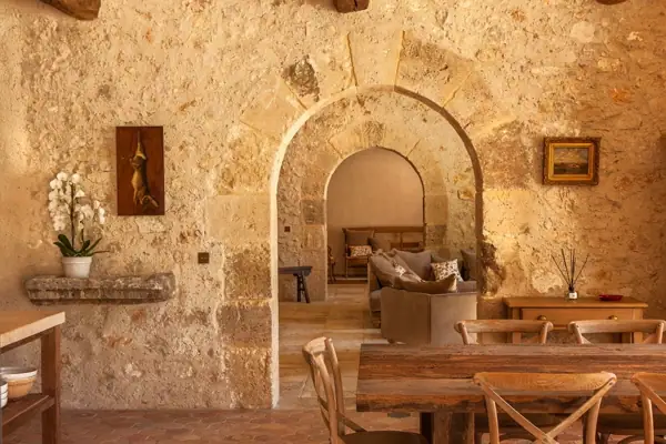 Salle de mas en pierre, tables et arche