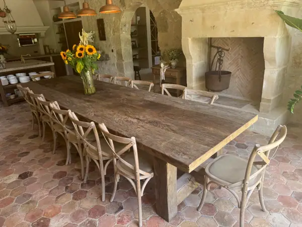 Table de ferme de grande dimension, salle en pierre