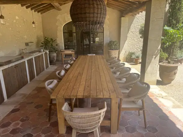 Table de terrasse couverte en vieux teck, grande dimension, chaises en osier
