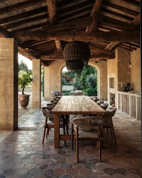 Table en teck de terrasse couverte sous les poutres