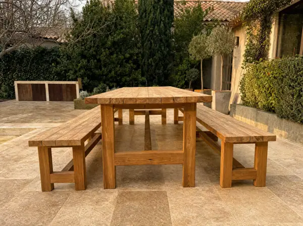 Table et bancs de terrasse en vieux teck