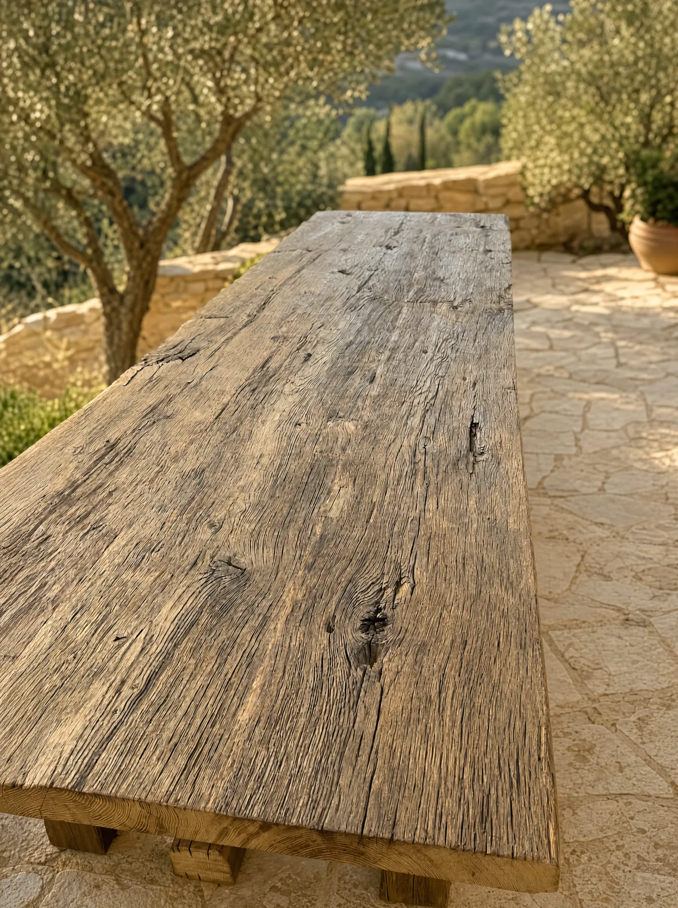 Plateau de table en bois brut, vieux chêne patiné vu de près