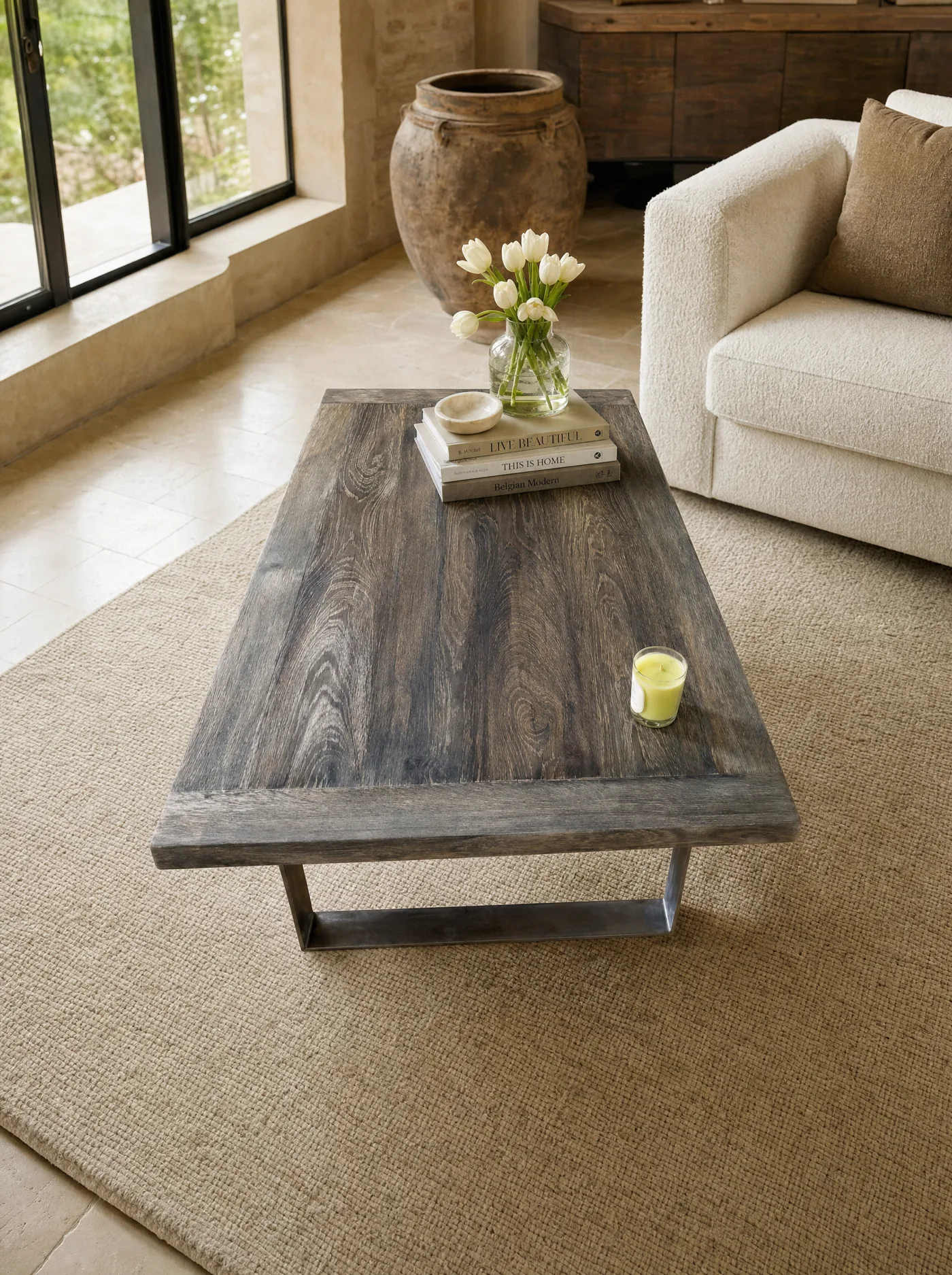 Table basse à plateau sombre et pied en acier