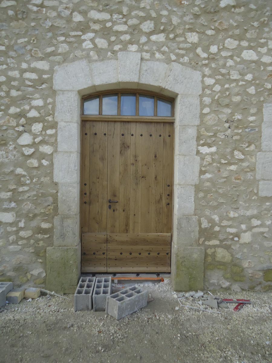 Porte d'entrée tiercée en vieux chêne, imposte cintrée-image